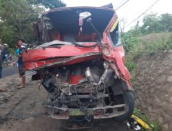 Rem Blong, Dum Truck Cium Tiang Listrik dan Pembatas Jalan di Lombok Tengah