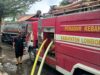 Kebakaran Rumah Dinas Guru di Gerung, Damkar Lobar bersama Polisi Bantu Padamkan Api