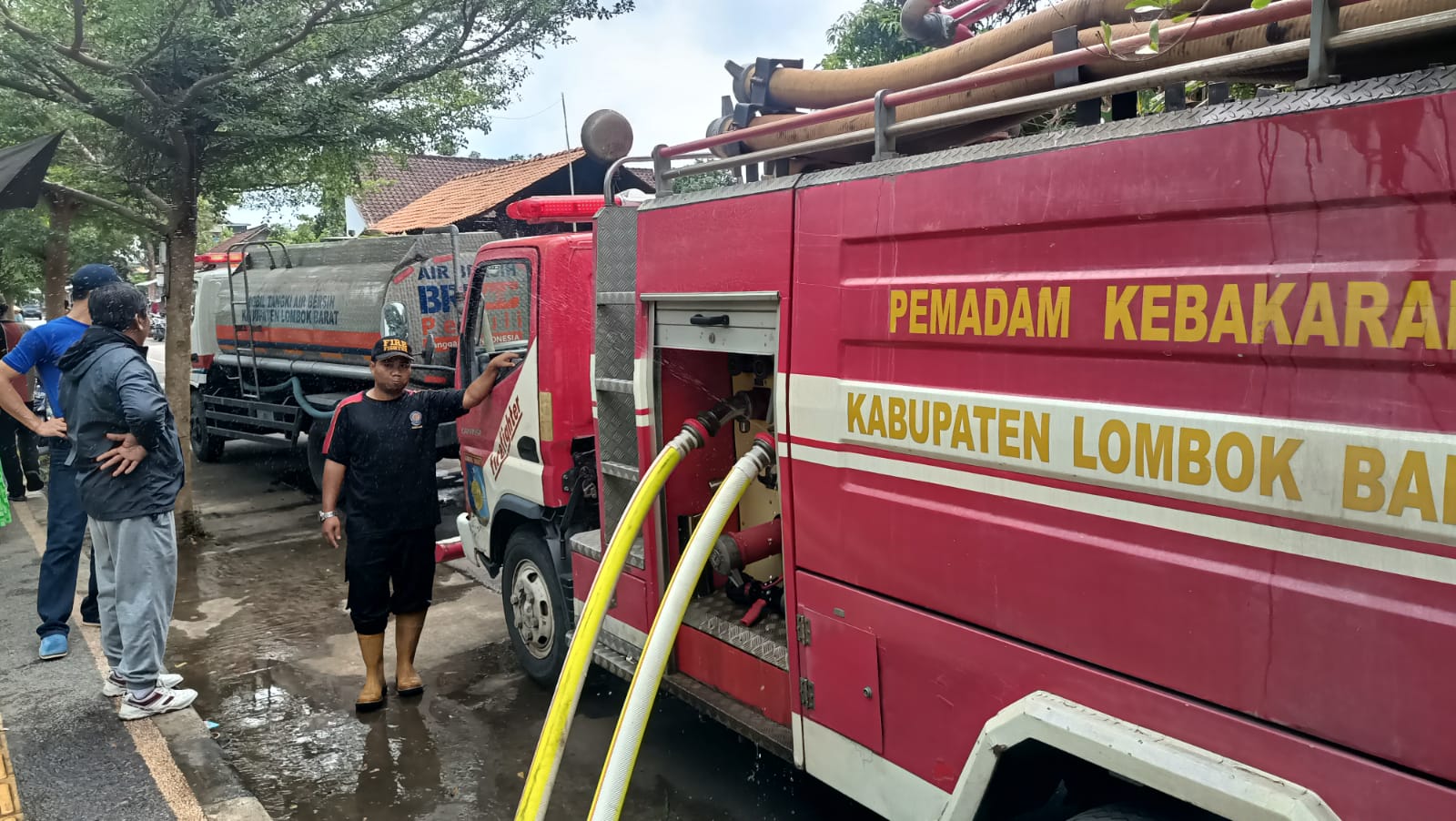 Kebakaran Rumah Dinas Guru di Gerung, Polisi dan Damkar Berupaya Padamkan Api