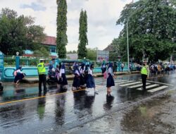 Satuan Lalulintas Polsek Tanjung Bantu Sebrangkan Anak Sekolah