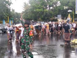 Dalam Guyuran Hujan, Babinsa Bersama Bhabinkamtibmas Tetap Mengayomi Masyarakat