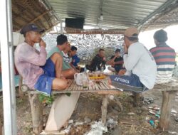 Babinsa dan Kades Anyar Laksanakan Komsos Bersama Masyarakat Nelayan