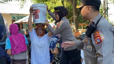 Air Bersih dan Sembako dari Polres Lombok Barat untuk Warga Lansia di Batulayar Utara