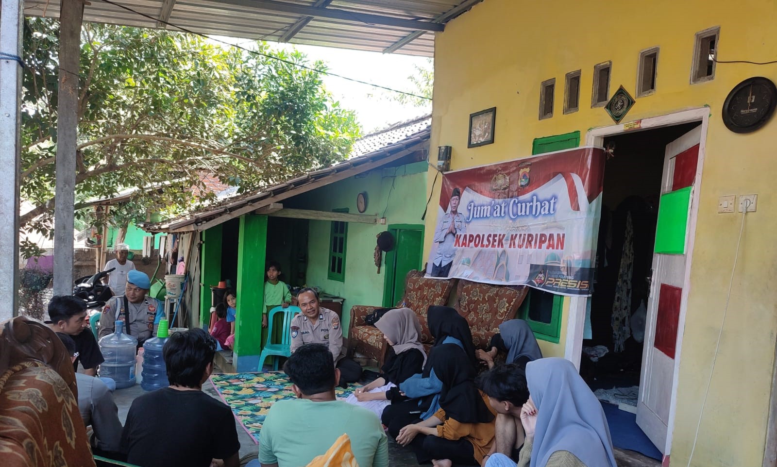 Polsek Kuripan dan Mahasiswa KKN Muhammadiyah Curhat Bareng di Desa Kuripan