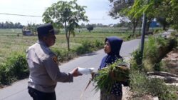 Peduli Kaum Dhuafa, Polsek Labuapi Bagikan Nasi Kotak ke Lansia di Dusun Datar