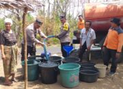 Kapolsek Kayangan Bersama Anggota Dan BPBD Lombok Utara Melaksanakan Penyaluran Air Bersih Di Wilayah Kecamatan Kayangan Lombok Utara