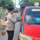 Polsek Ambalawi Polres Bima Kota Bagi-Bagi Ratusan Paket Takjil Berbuka pada Pengendara