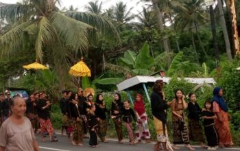 Polsek Sekotong Jaga Kelancaran dan Keamanan Nyongkolan di Dusun Tawun