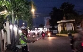 Satlantas Polres Lombok Barat Gelar Pengamanan Sholat Maghrib di Dua Masjid